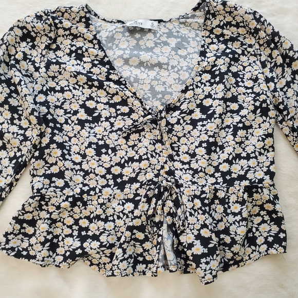Hollister Tops - Hollister Black With Daisies Top